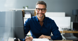 man using Quickbooks